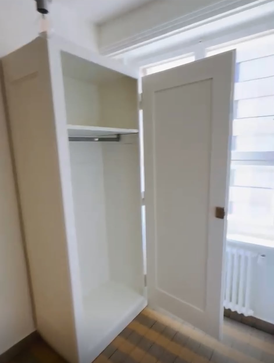 Après : la même armoire encastrée laquée en blanc, intérieur et porte compris