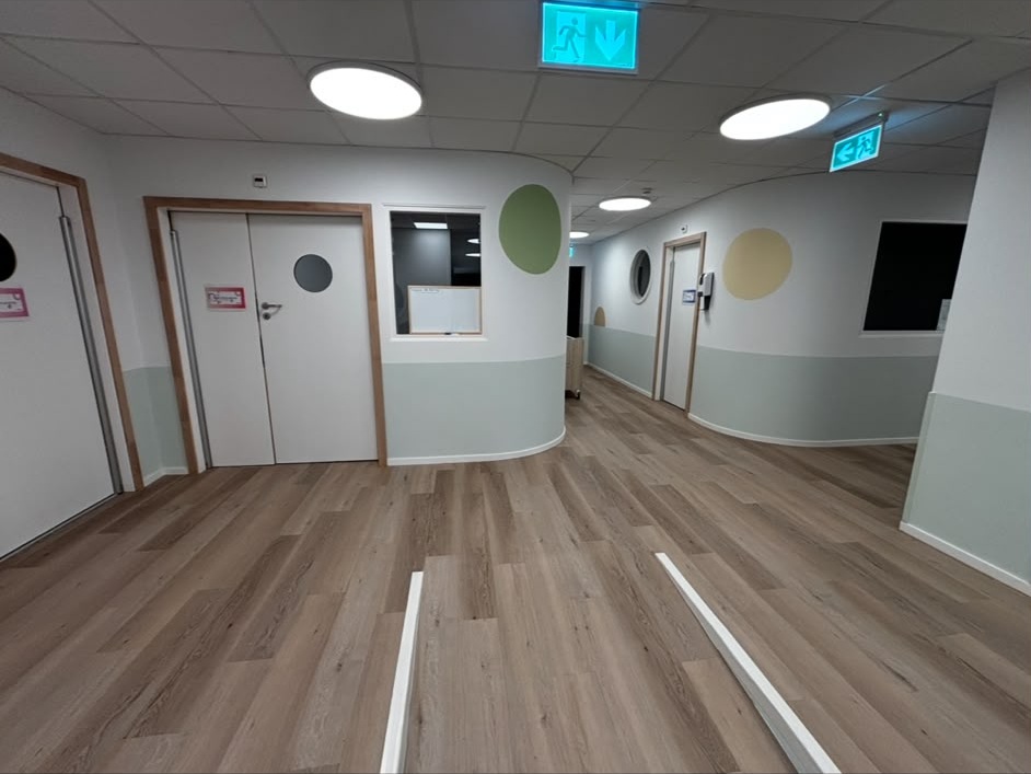 Crèche : portes et murs repeints en blanc avec soubassement coloré et cercles peints