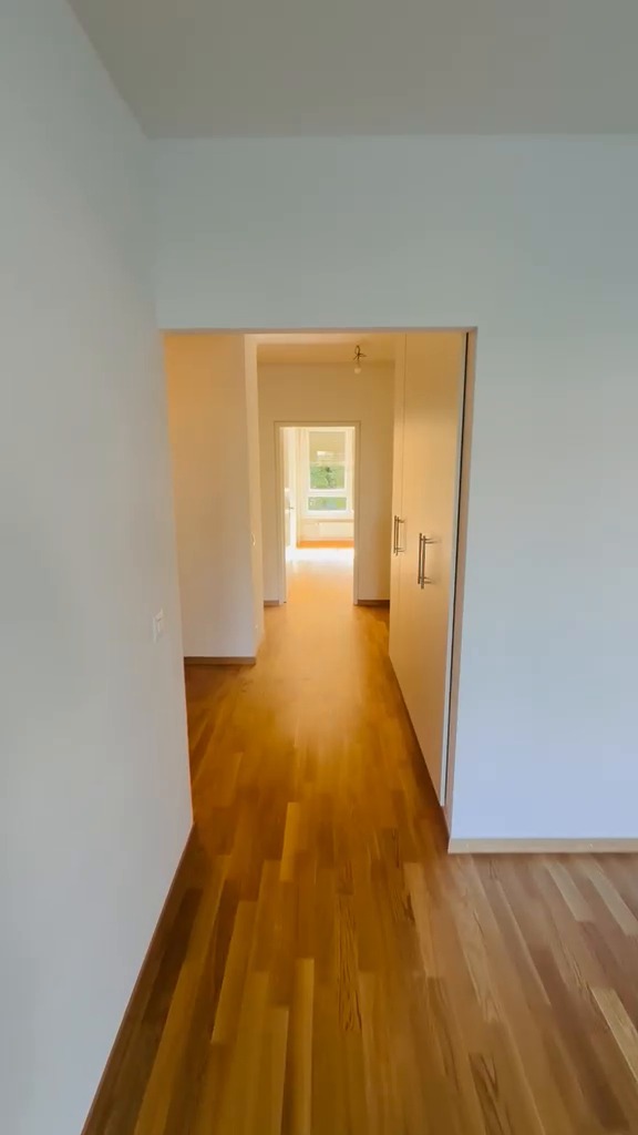 Enfilade de pièces aux murs blancs fraîchement peints, parquet en chêne continu